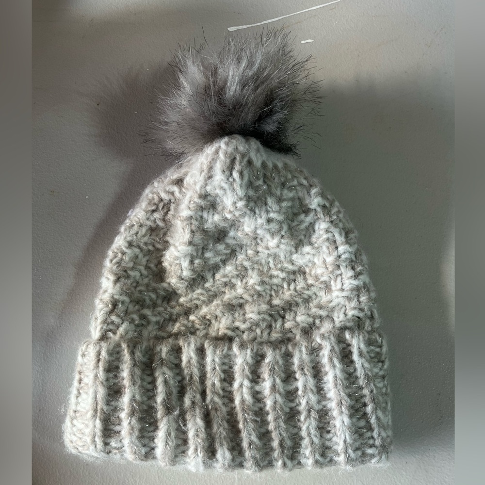 LAUREN CONRAD COZY GRAY NEUTRAL COLORED KNIT BEANIE WITH POM POM NEW